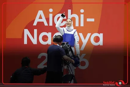 دور افتخار ساغر مرادی با پرچم ایران پس از کسب نشان طلا