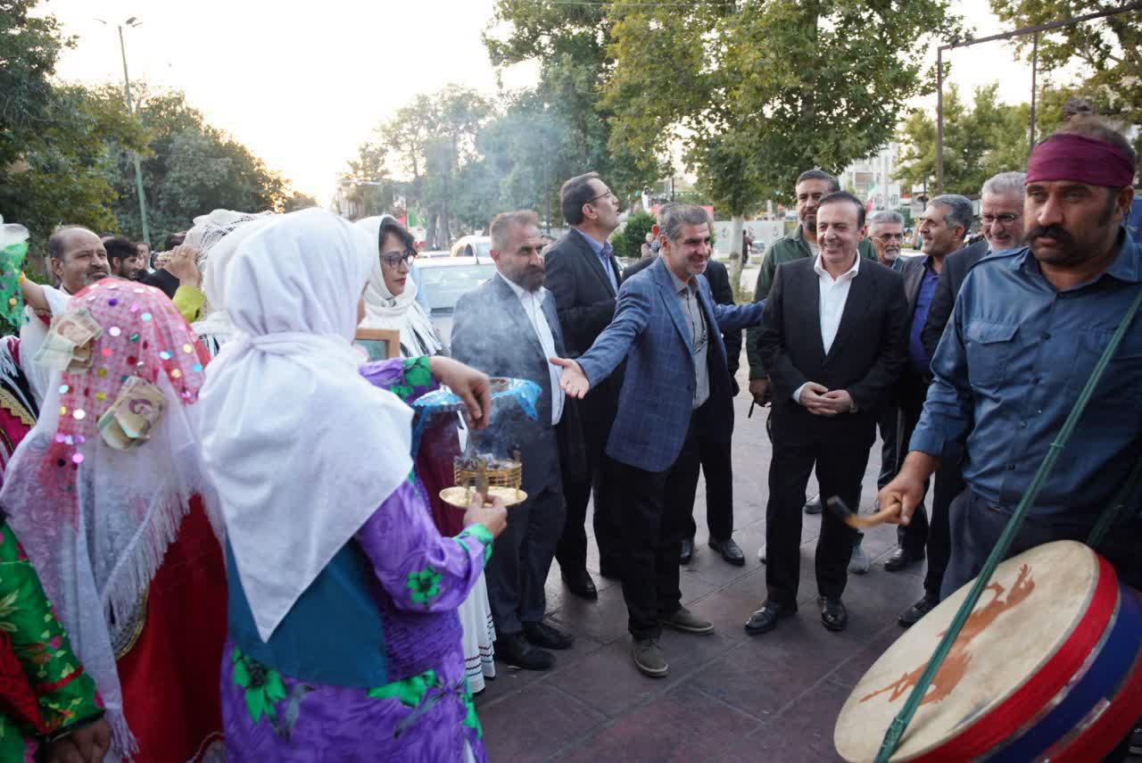 حضور صمیمانه استاندار در جمع مردم/ برگزاری ویژهبرنامه قزوین ایران با محوریت فرهنگ روستایی و عشایری در دولتخانه صفوی حضور صمیمانه استاندار در جمع مردم/ برگزاری ویژهبرنامه قزوین ایران با محوریت فرهنگ روستایی و عشایری در دولتخانه صفوی