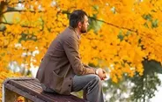 چرا در فصل پاییز افسرده می شویم ؟