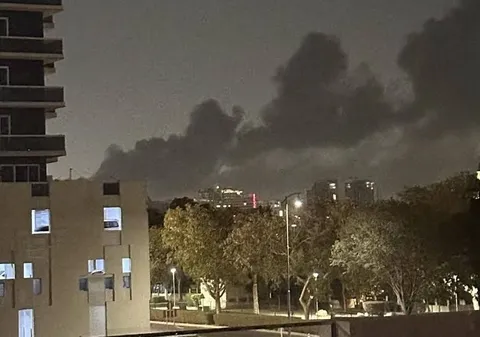 برخاستن دود از بندر جبل علی در جنوب دوبی