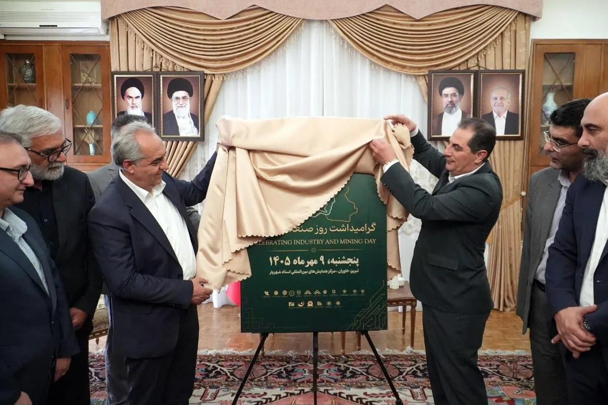 کارآفرینانی که در شرایط جنگی تولید را تعطیل نکردند، رزمندگان خط مقدم اقتصاد هستند