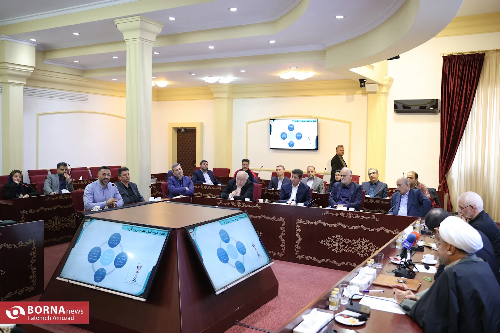 توضیحات پرواز همای در حضور مسئولان ورزش درباره سرودهای جام جهانی؛ دوست دارم به‌عنوان یک ایرانی در آوردگاه جام جهانی نقش داشته باشم