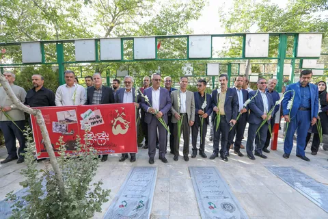 آیین گلباران گلزار شهدای اراک به مناسبت پنجم مرداد، روز ایثار و مقاومت، با حضور خانواده بزرگ کار و تولید برگزار شد
