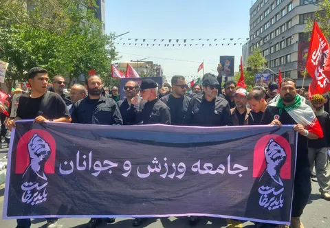 وزیر ورزش در مراسم تشییع پیکرهای مطهر رهبر شهید و خانواده ایشان:
جامعۀ ورزش تا آخرین نفس پای آرمان‌های انقلاب ایستاده است