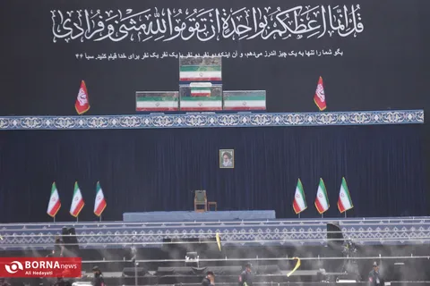 اقامه ۳ نماز توسط آیت‌الله سبحانی بر پیکر مطهر رهبر شهید انقلاب و خانواده