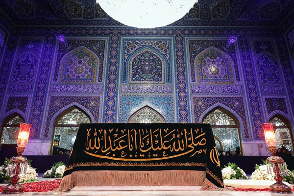  حضور مردم عزادار بر مزار مطهر رهبر شهید