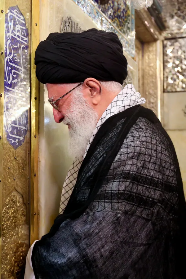 تصاویری از رهبر شهید انقلاب در مراسم غبارروبی حرم مطهر رضوی
