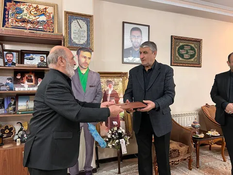 دیدار رییس سازمان انرژی اتمی با خانواده «شهید صادقی»