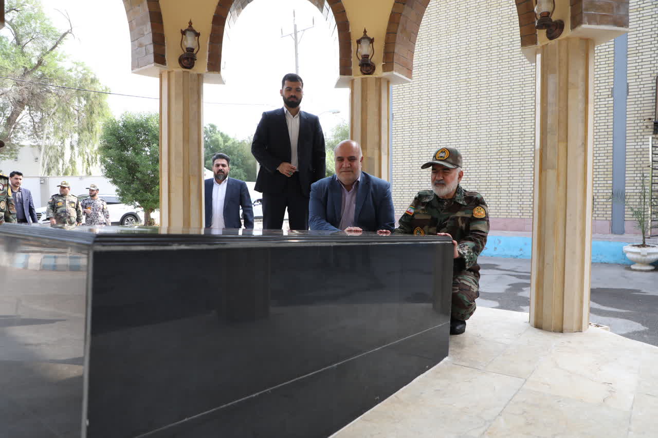استاندار : خوزستان و خلیج فارس گورستان متجاوزان به خاک ایران است / وحدت نیروهای مسلح و دولت رمز اقتدار کشور است