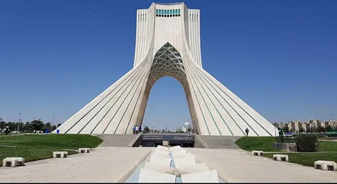 آسیب شیشه‌های گالری برج آزادی در پی موج انفجار‌های حملات اخیر 