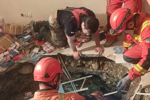 نجات چهار نفر از گودال چهار متری در حادثه فروکش کردن ساختمان در میدان بهارستان