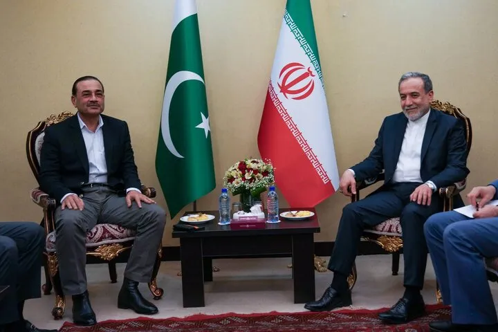 Pakistani Army Chief holds hours-long talks with Iran FM