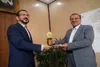 تقدیم تندیس حافظان میراث فرهنگی به فرماندار زنجان