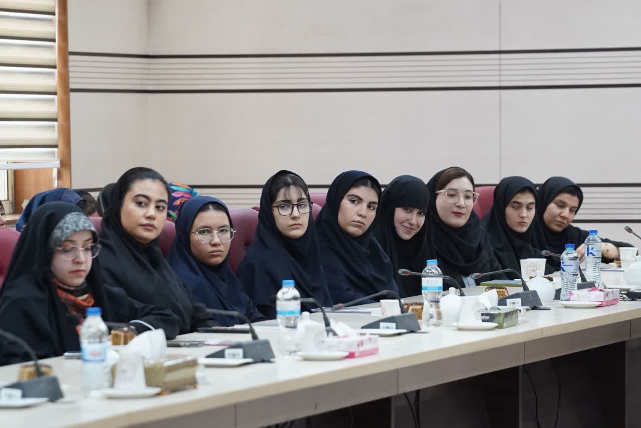 استاندار قزوین پاسخگوی دغدغه های دختران بود/ پاسخ پدرانه به سوالات جوانان ونوجوانان استاندار قزوین پاسخگوی دغدغه های دختران بود/ پاسخ پدرانه به سوالات جوانان ونوجوانان