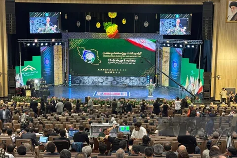 جلسات مشترک مسئولان و فعالان اقتصادی به بیان کمبودها محدود نشود/  استمرار تولید در شرایط جنگی، جلوه‌ای از ایستادگی است