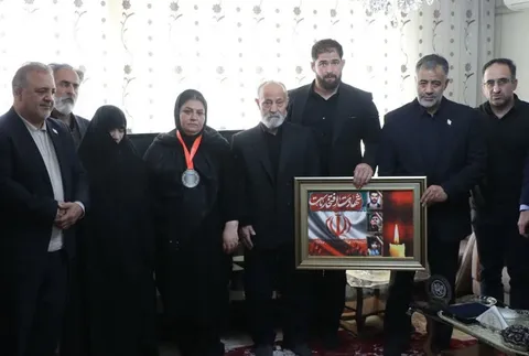 اهدای مدال نایب قهرمان مسابقات ارتش‌های جهانی به خانواده شهدا