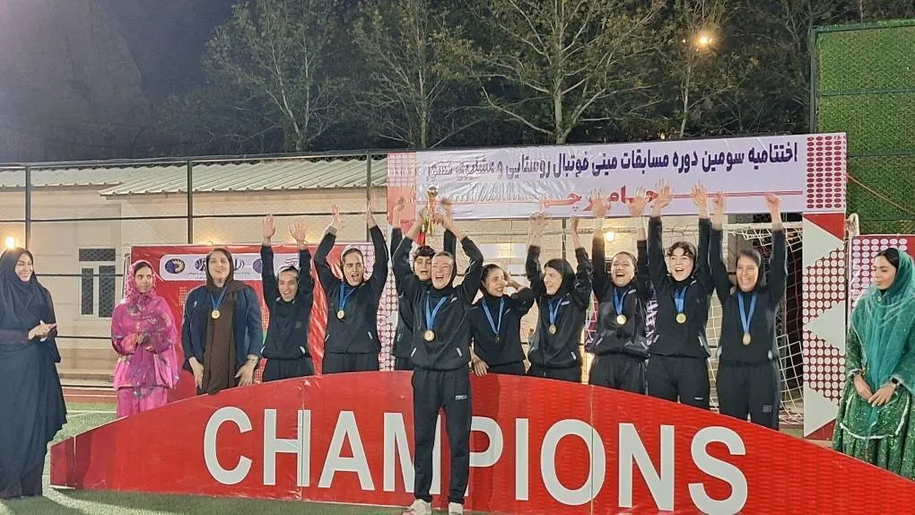 کردستان بر بام مینی‌فوتبال بانوان المپیاد پرچم ایستاد