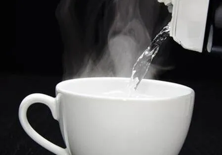 معجزه نوشیدن آب گرم را در این ساعات طلایی تجربه کنید